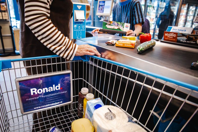 Het psychologische voordeel van adverteren tussen grote merken